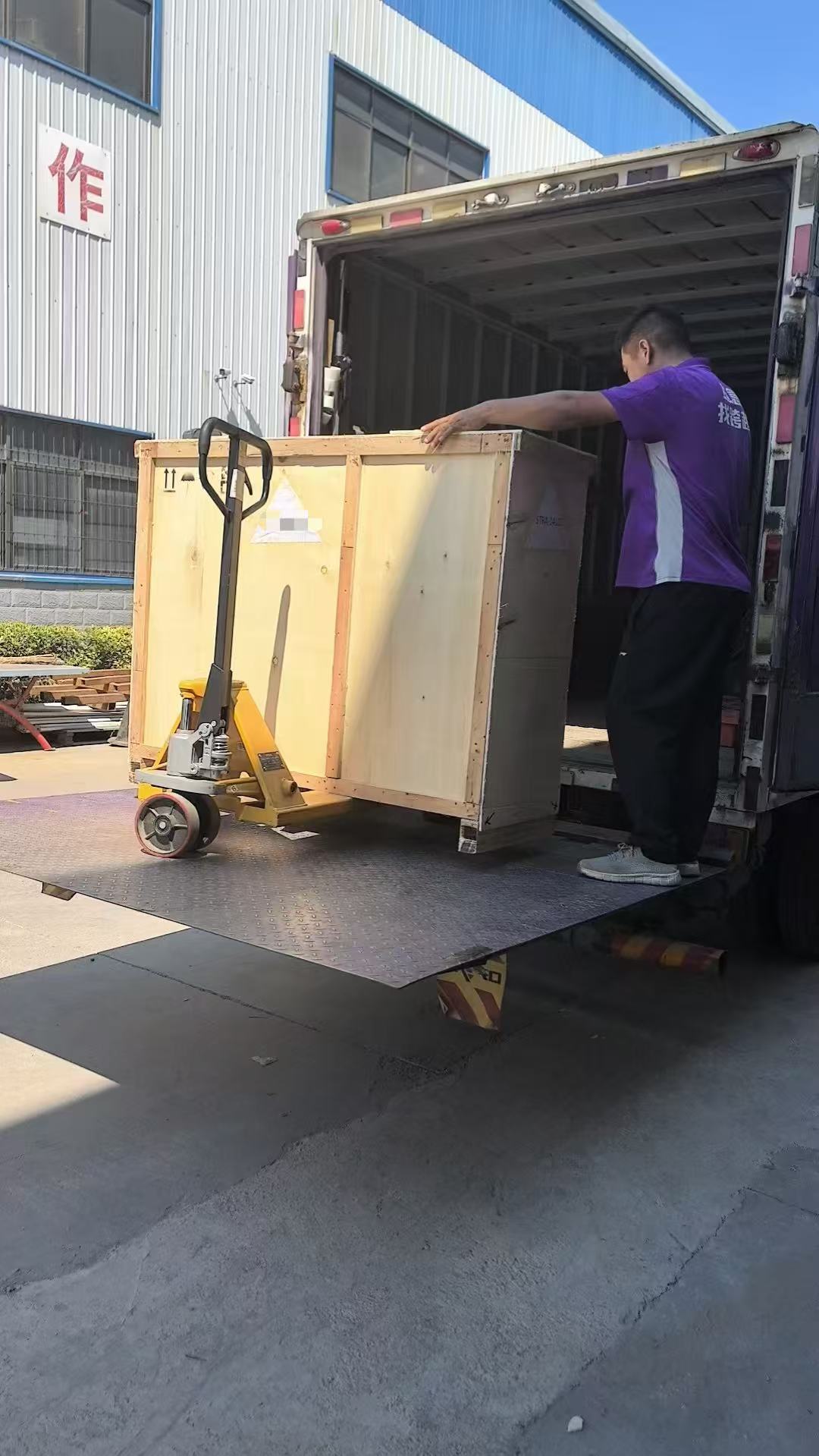 Logistics truck for transport